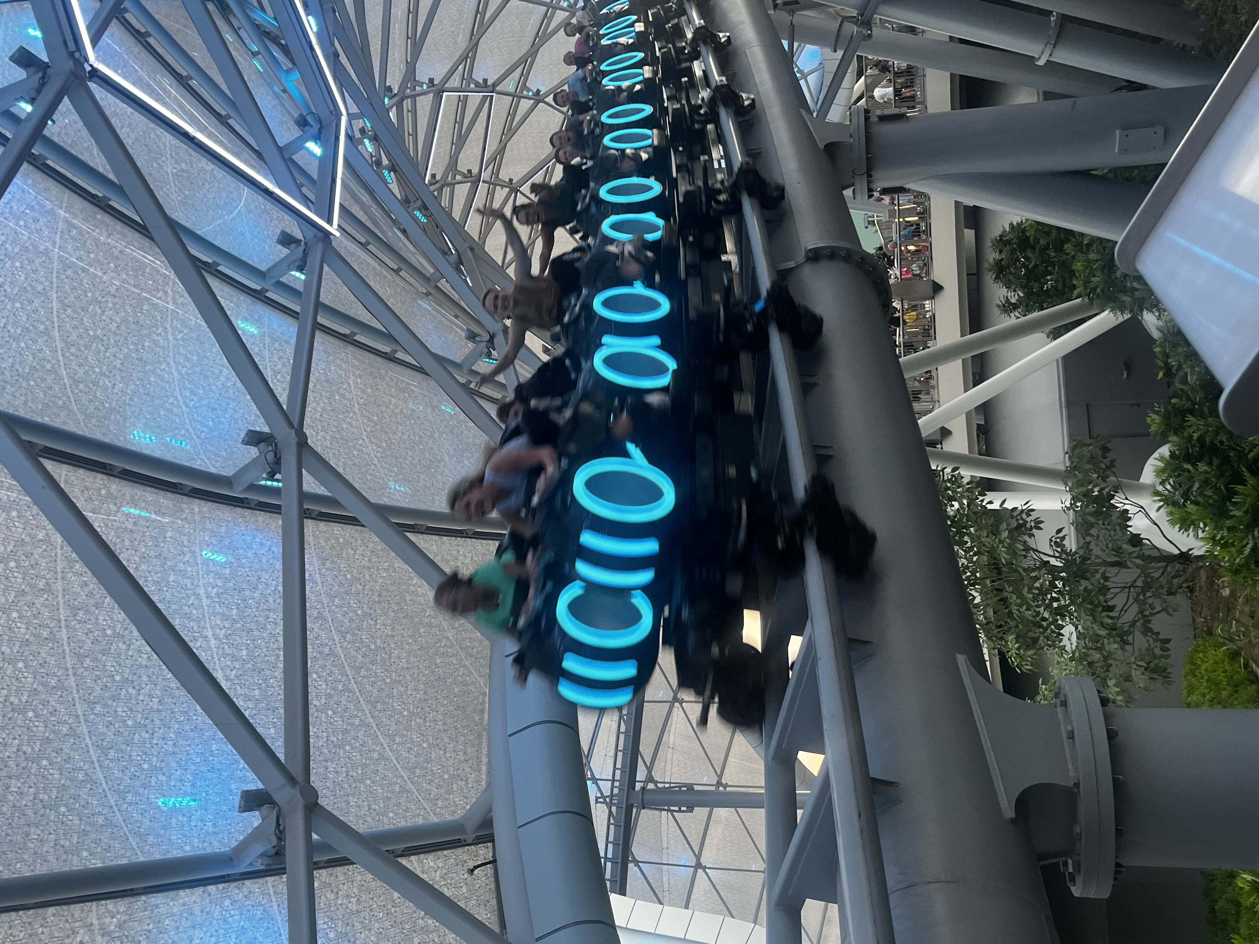 Visitantes en las motos de TRON Lightcycle / Run en Magic Kingdom